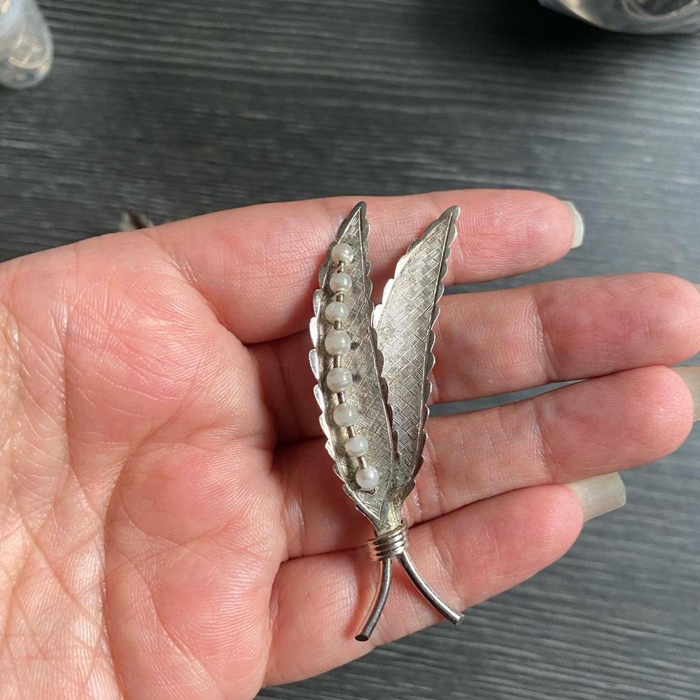Vintage bond boyd sterling silver Leaf Brooch with Faux Pearls